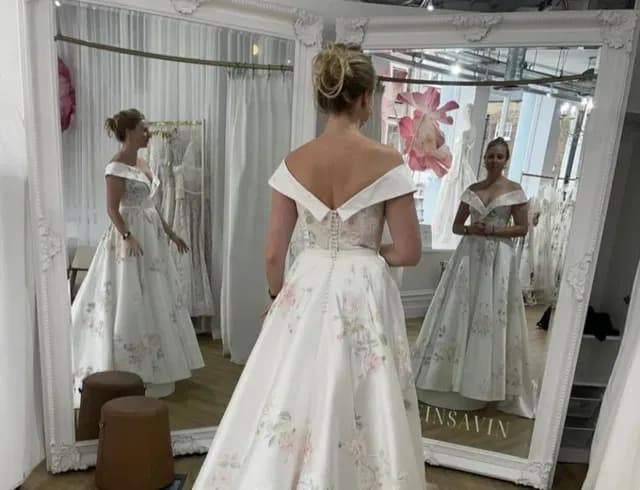 Mujer en vestido de novia ante dos espejos