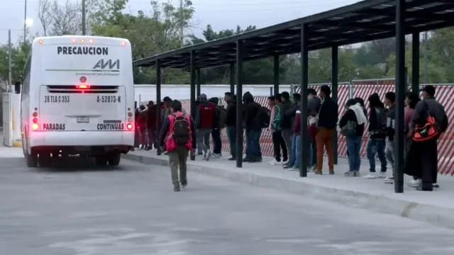 Gente esperando autobús en CDMX
