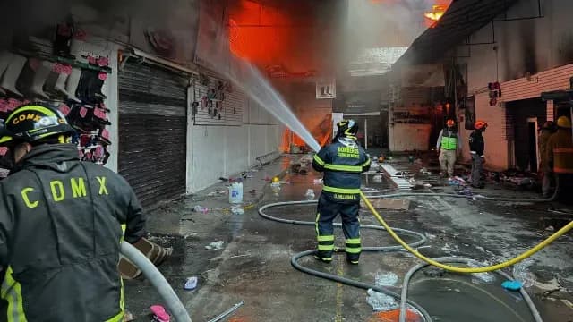 Bomberos combatiendo el incendio de Tepito
