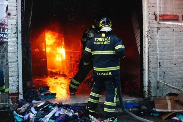 Bomberos combatiendo el incendio de Tepito