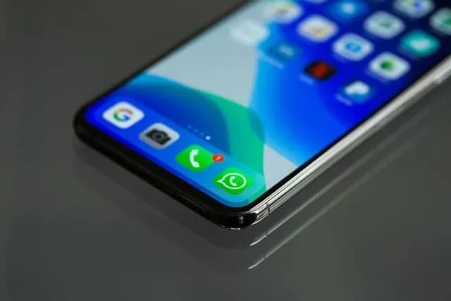 Celular desbloqueado sobre una mesa