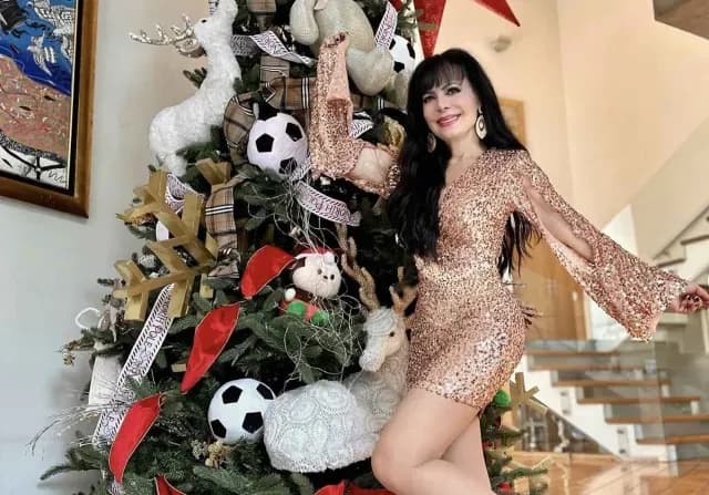 Maribel Guardia junto al árbol de Navidad