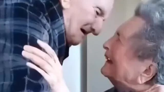 hombre se emociona al ver a su esposa