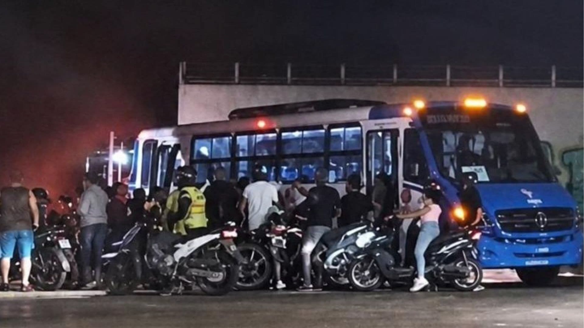 Tren Impactó Autobús de Pasajeros en Medellín de Bravo, Veracruz; Hay 12 Heridos