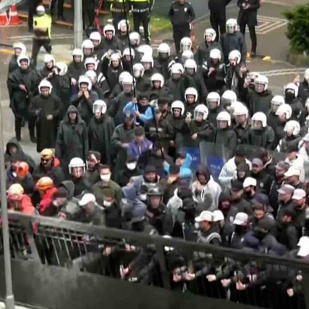 Policía Irrumpió en Sede del CHP y Desalojó a Opositores en Turquía