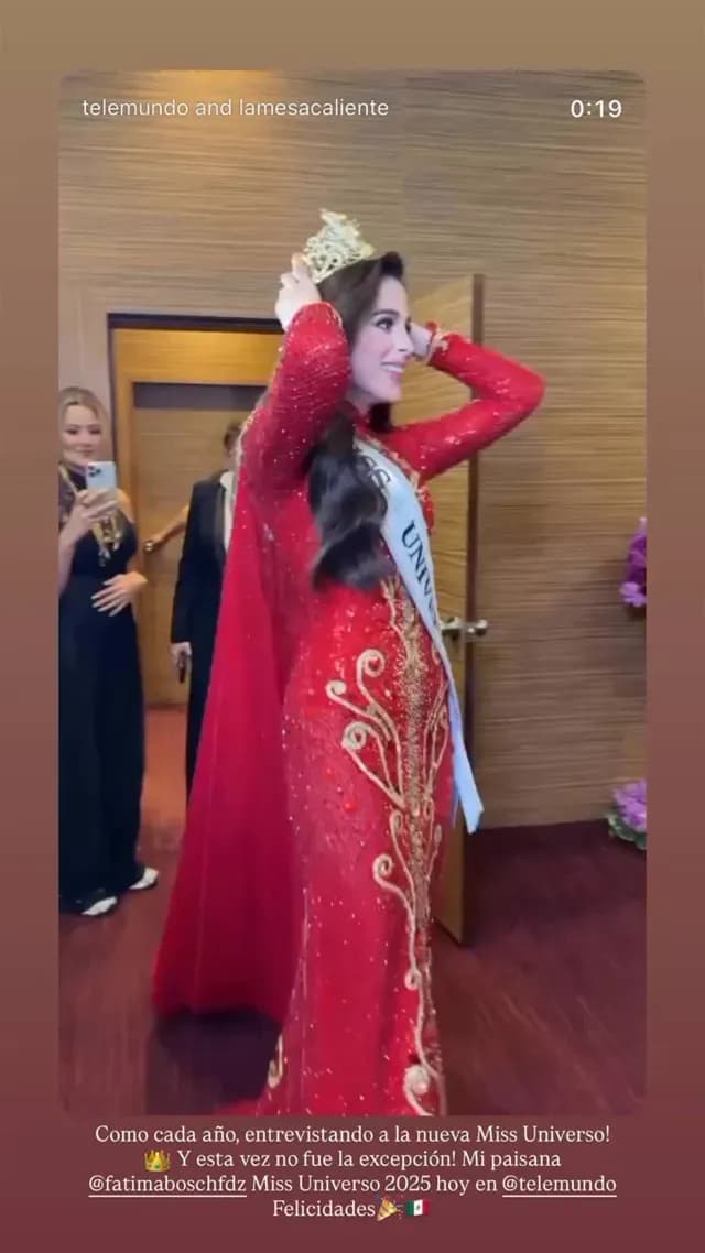 Andrea Meza felicita a Fátima Bosch.