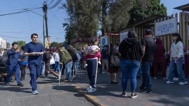 Gente afuera del Hospital General de México.