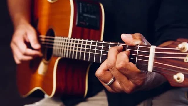 Persona toca la guitarra