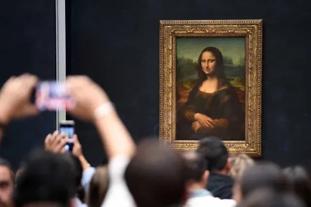 Visitantes admiran la Mona Lisa en 2019