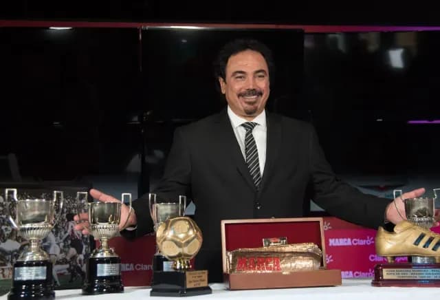 Hugo Sánchez durante o un homenaje