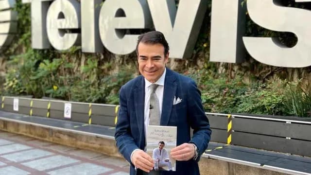 Toño Mauri promoviendo su libro en Televisa