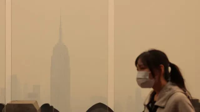 Mujer camina entre neblina en Estados Unidos