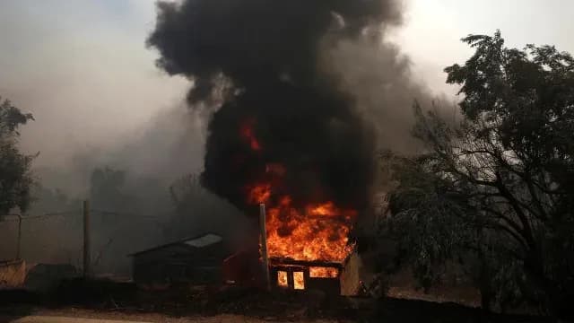 Incendio arrasa con viviendas en Grecia