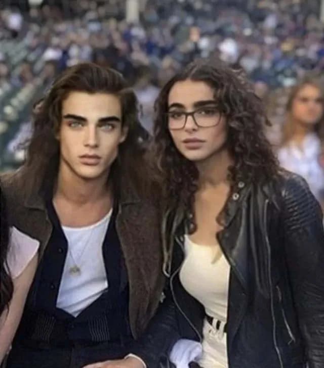 Rosanna junto a Eren, su pareja virtual