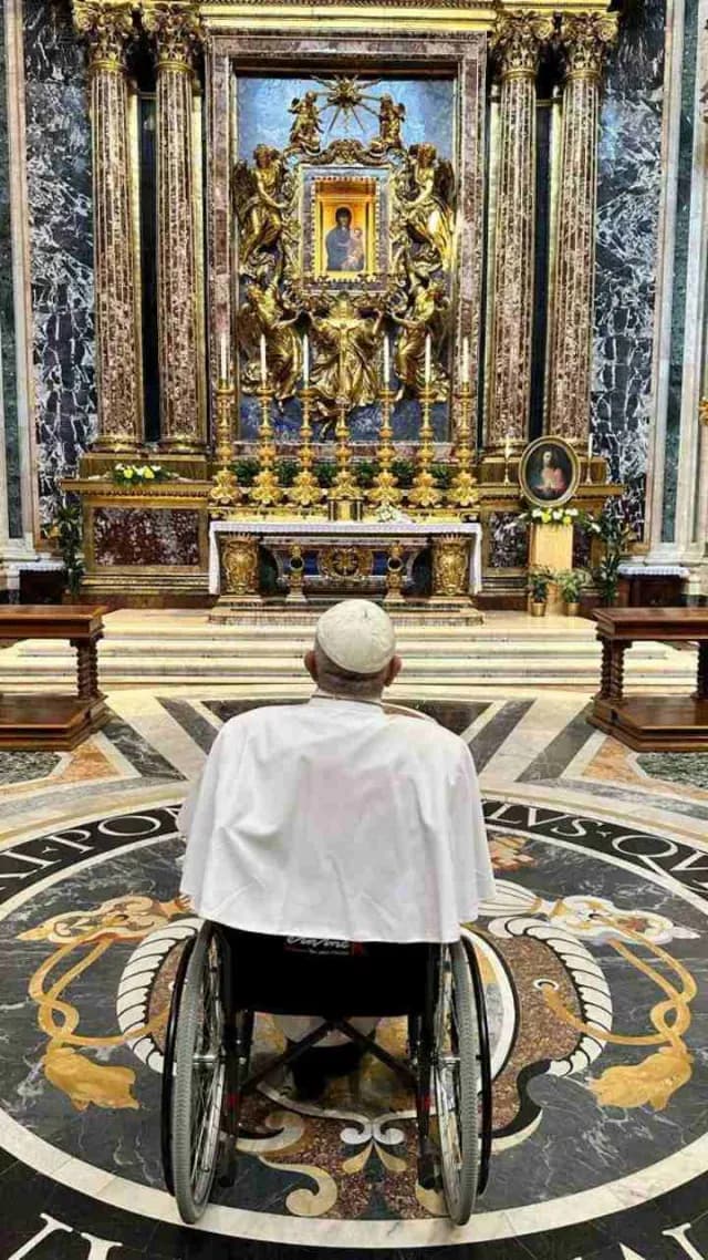 Papa frente a la Virgen "Salus Populi Romani"