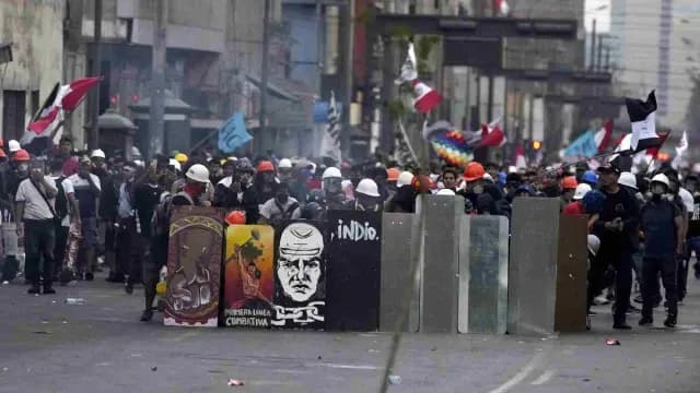 Manifestantes antigubernamentales en Lima