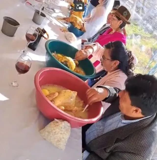 Sirven Pollo Entero a Cada Invitado en Boda