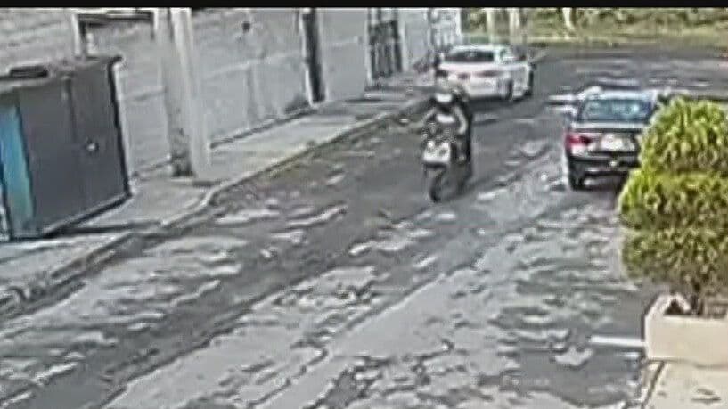 VIDEO: Sujetos Arrastran a Conductora para Robarle su Auto en Ecatepec, Edomex