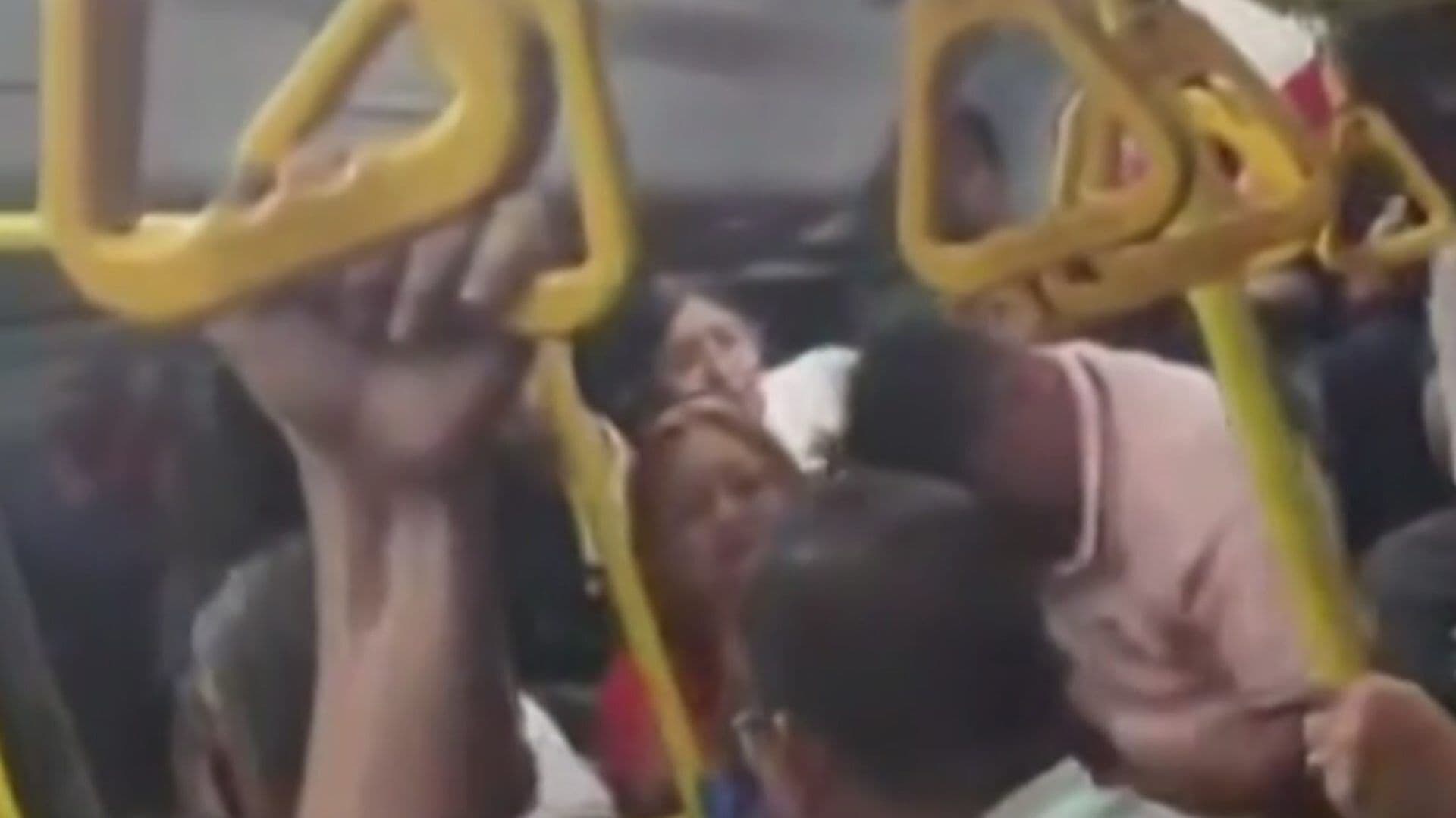 VIDEO: Sujetos se Agarran a Golpes en Camión Lleno en García, Nuevo León