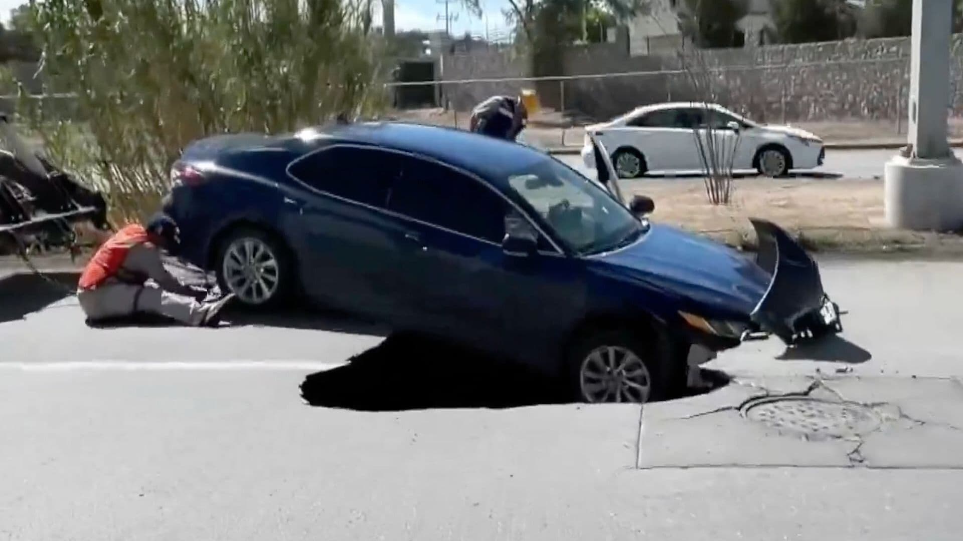 Socavón en Campos Elíseos: Auto Queda Atrapado en Ciudad Juárez