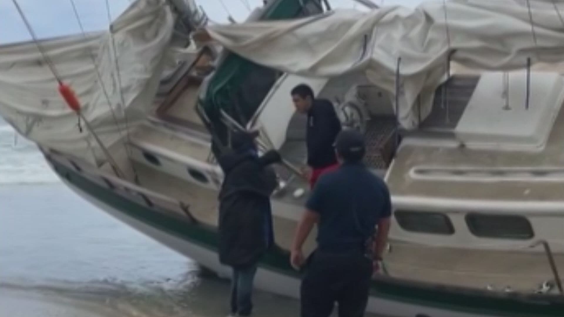 VIDEO: Hombre se Queda Dormido y su Velero Encalla en Playas de Tijuana