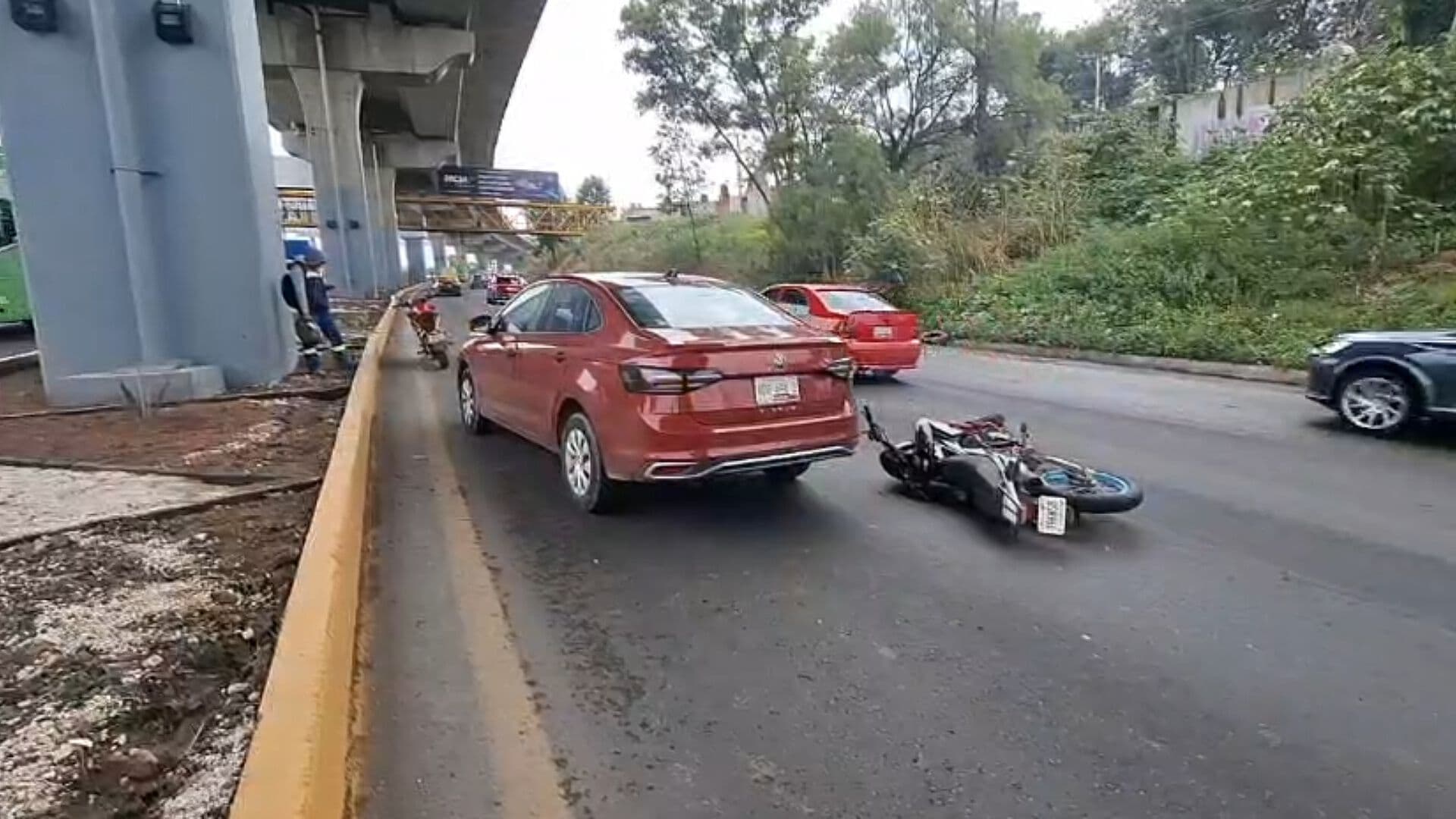Carambola Choque Múltiple Autopista México Puebla entre Cuatro Automóviles y una Moto