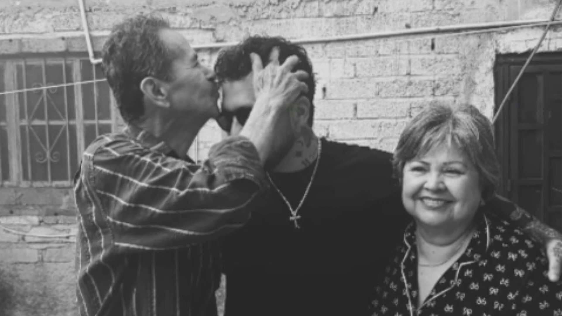 Nodal Reaparece y Comparte Emotiva Foto con sus Abuelitos