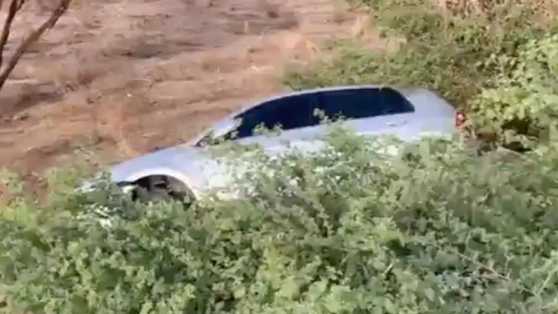 Camioneta Termina Volteada Fuera del Camino en el Eje Metropolitano en León, Guanajuato