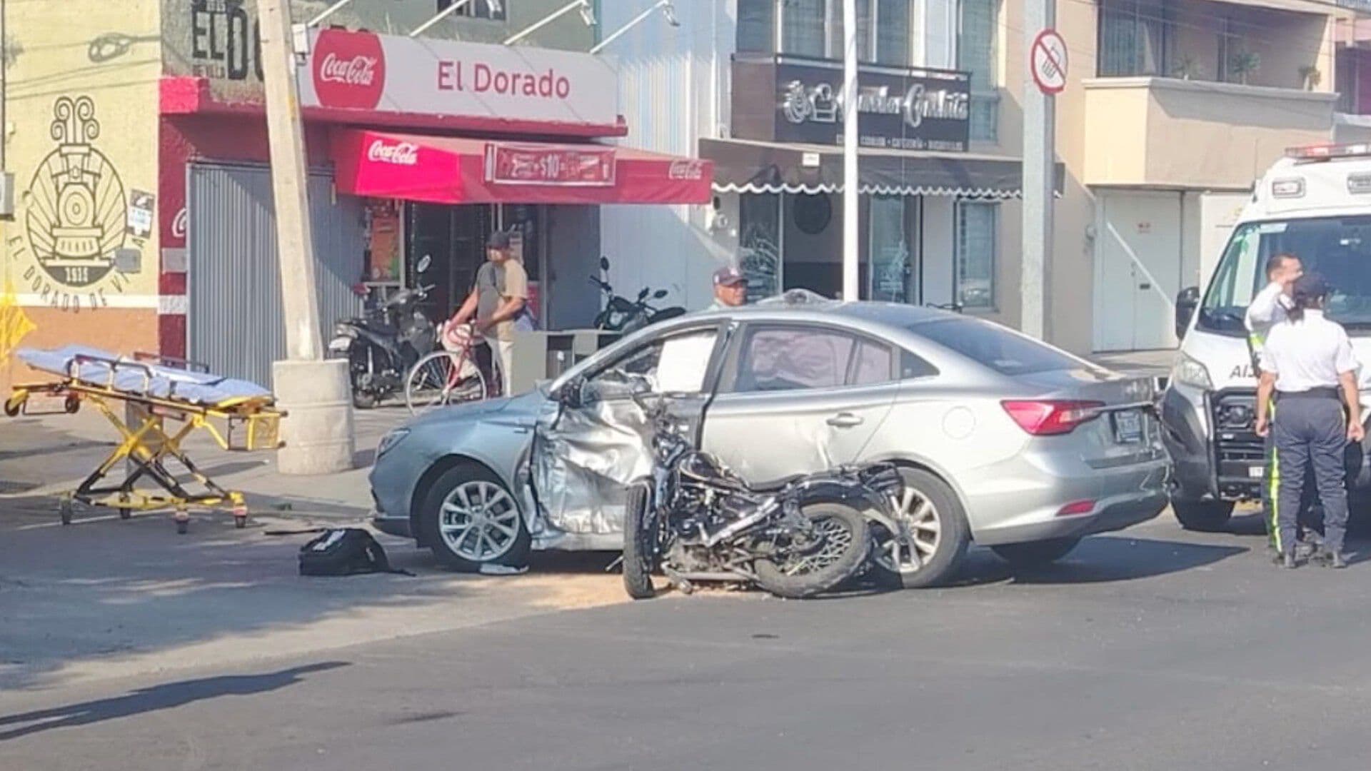 Muere Motociclista al Chocar con Carro por Falla en Semáforos en Celaya, Guanajuato