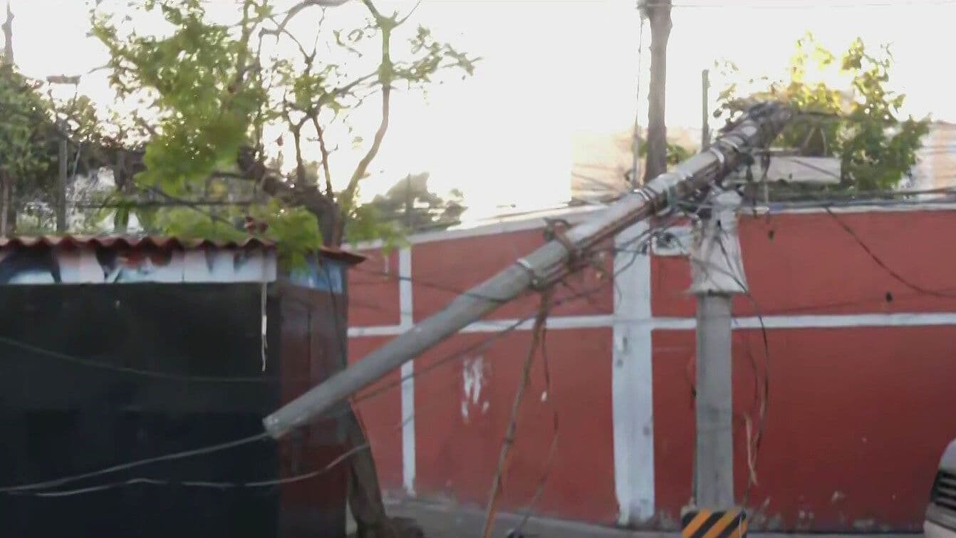 Bomberos Atienden Poste Doblado tras Choque Vehicular en Venustiano Carranza, CDMX