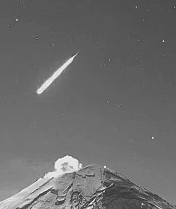 Estrella Fugaz cruza sobre el Popocatépetl; Así Fue el Momento