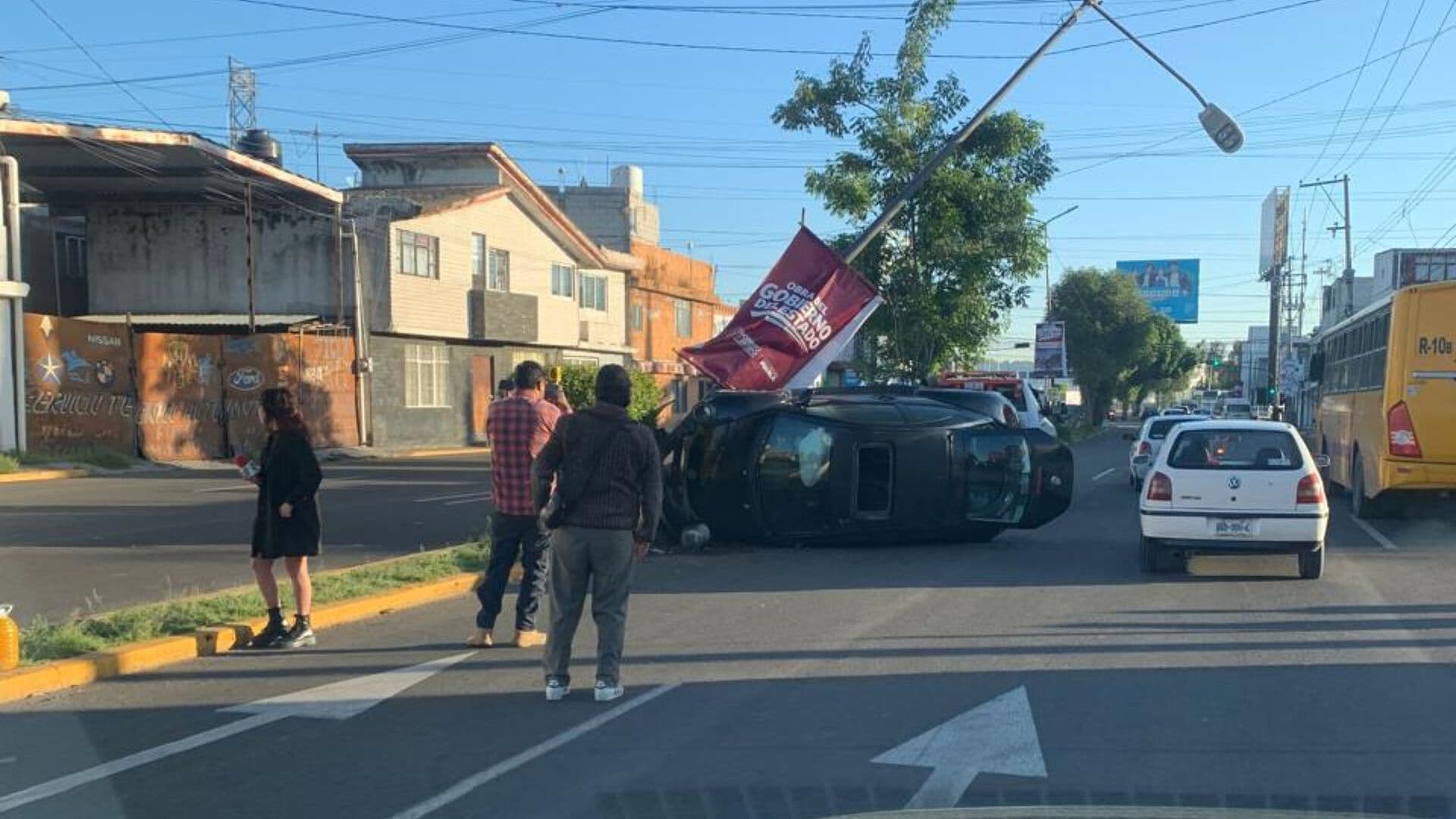 Accidente Beetle Choque contra Poste Camellón 24 Sur y Las Torres Tres Cruces Puebla
