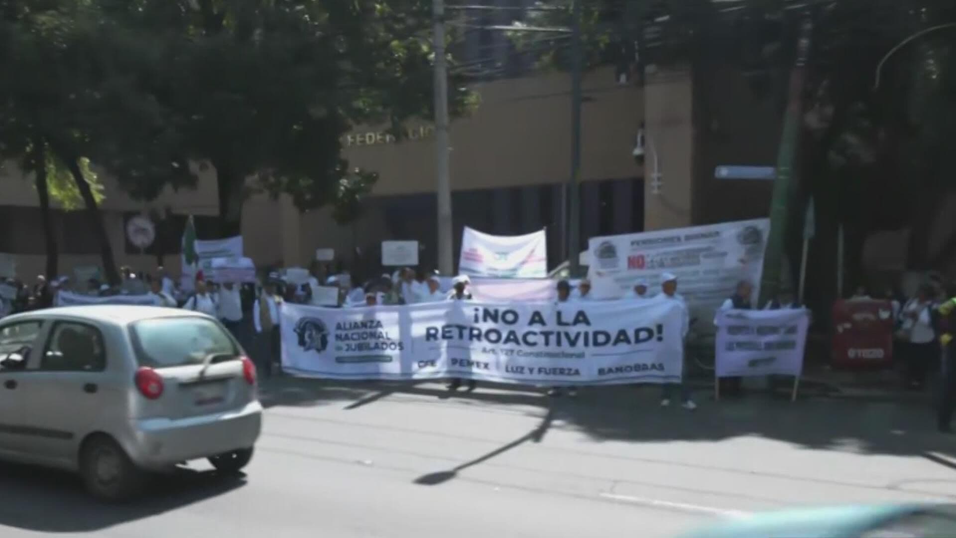 Jubilados de CFE Realizan Bloqueos Intermitentes en Avenida Revolución, CDMX