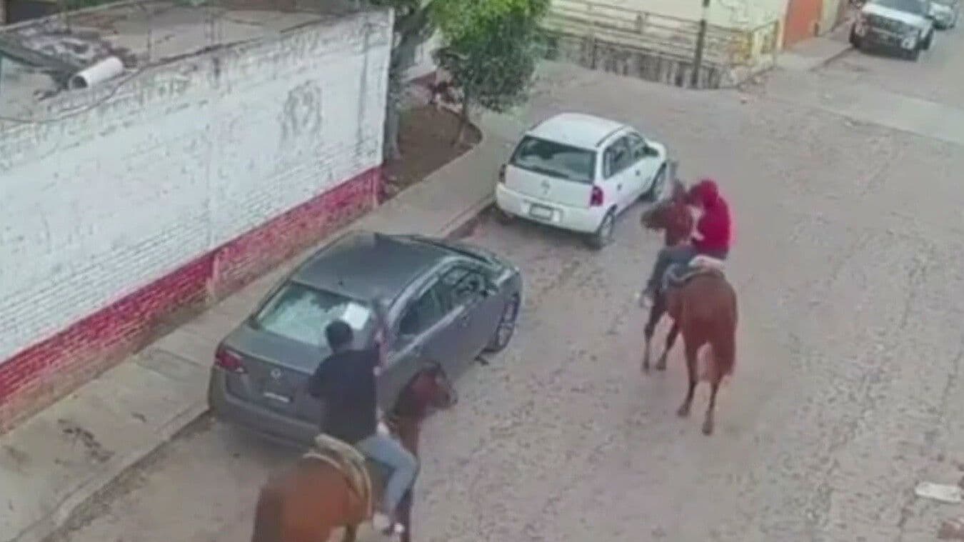 VIDEO: Captan Momento en que Hombres a Caballo Dañan Auto a Pedradas en Querétaro