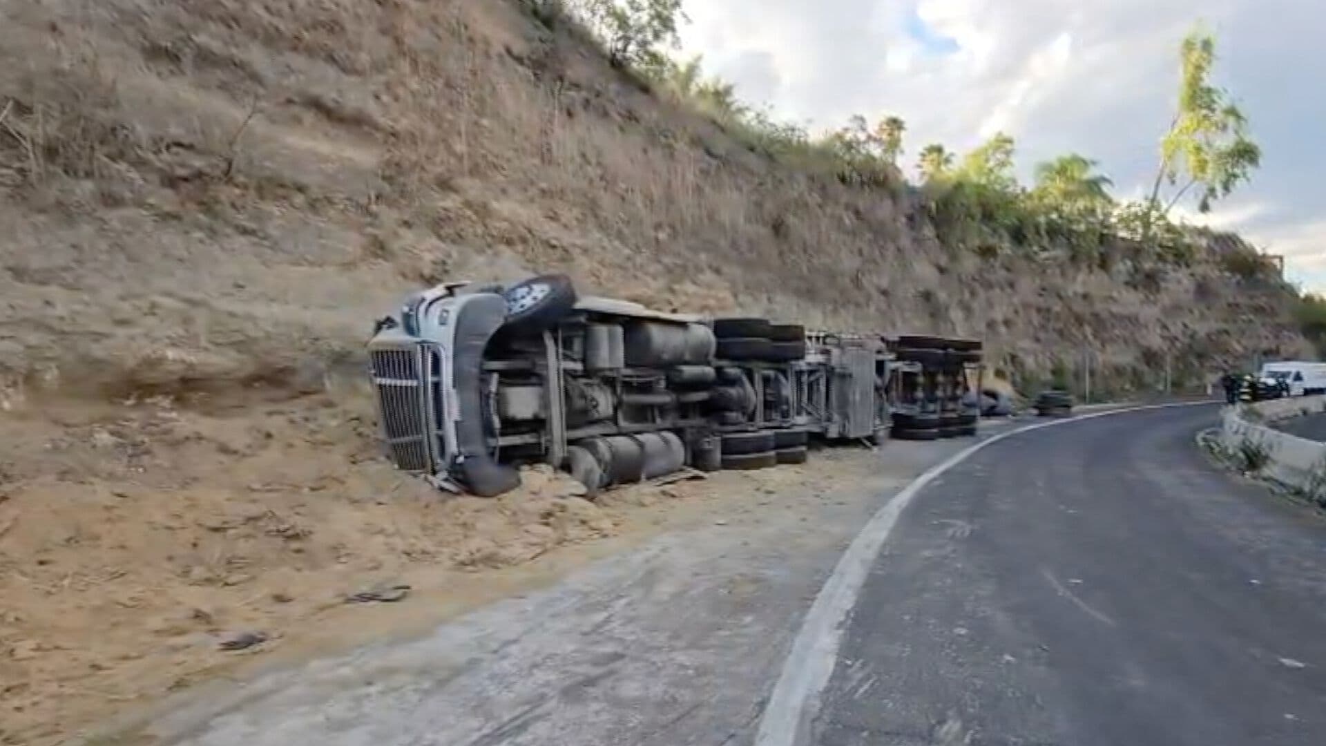 Accidente Volcadura Tractocamión Transportaba Alambre Autopista Puebla Atlixco