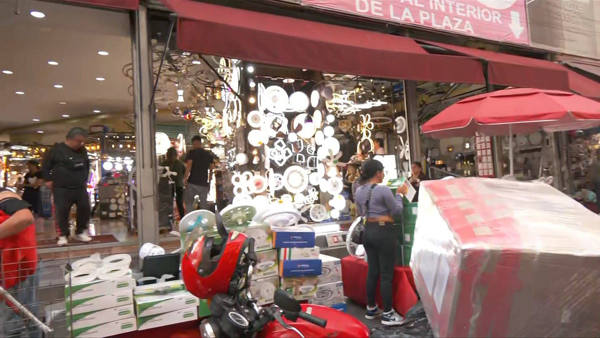 Trabajador se Electrocuta en una Plaza de Lámparas del Centro Histórico, CDMX