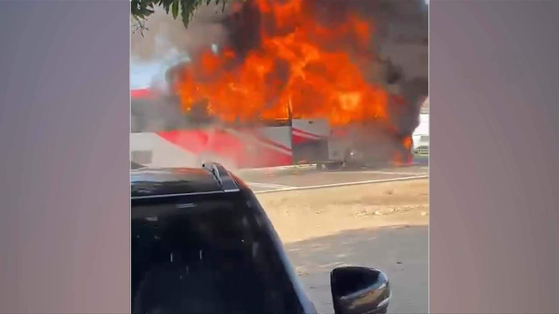 Comunidad Indígena Bloquea con Autos Incendiados Carretera en Michoacán; ¿Cuál Fue la Razón?