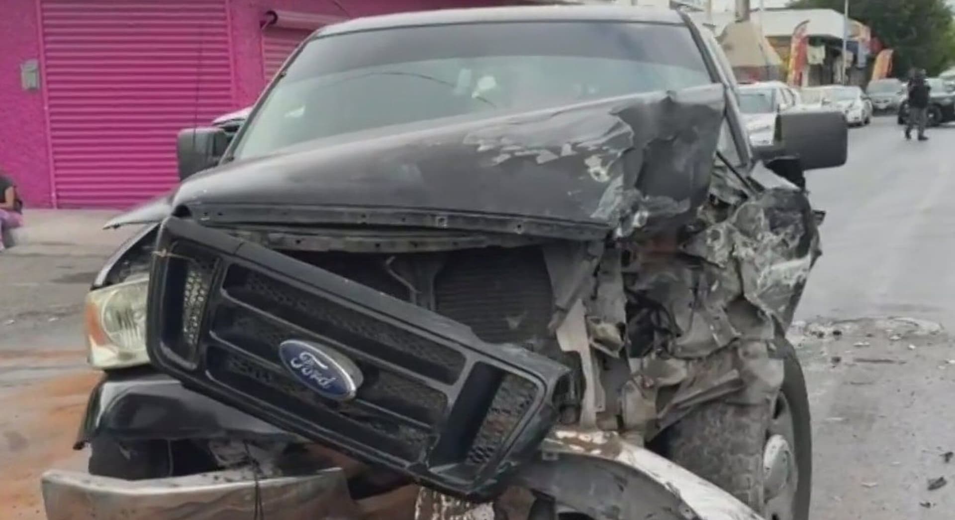 Quedan Dos Heridos en Choque de 3 Camionetas en Av. Palacio de Justicia en Monterrey
