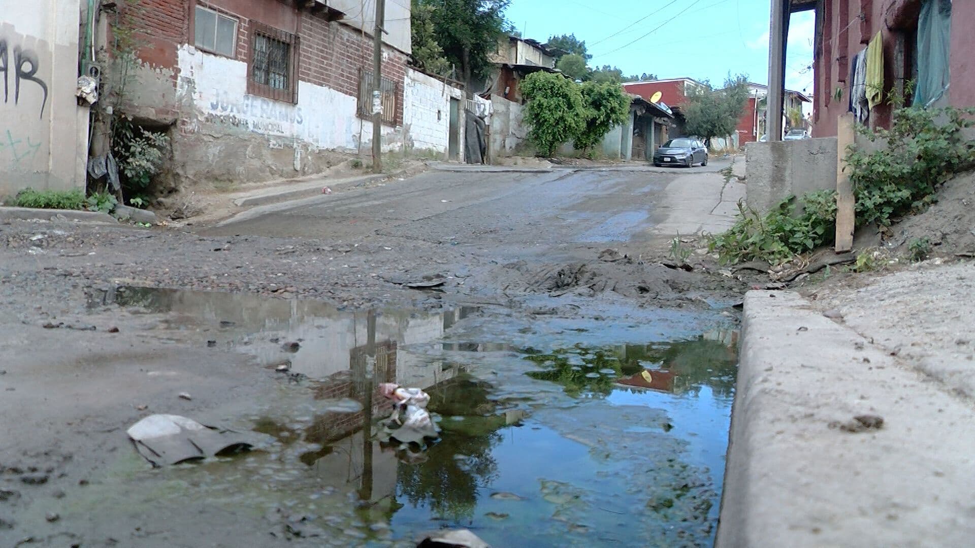 Vecinos Viven entre Aguas Negras Desde Hace 4 Años en Pinos de Nárez, Tijuana