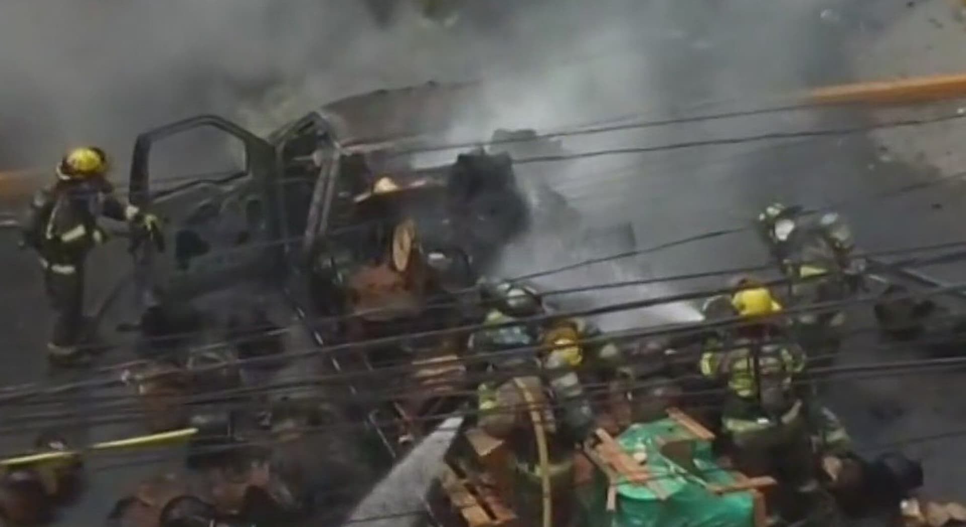 Arde Camión y Tienda de Conveniencia; No Hay Heridos en Av. Ruiz Cortinez y Zuazua