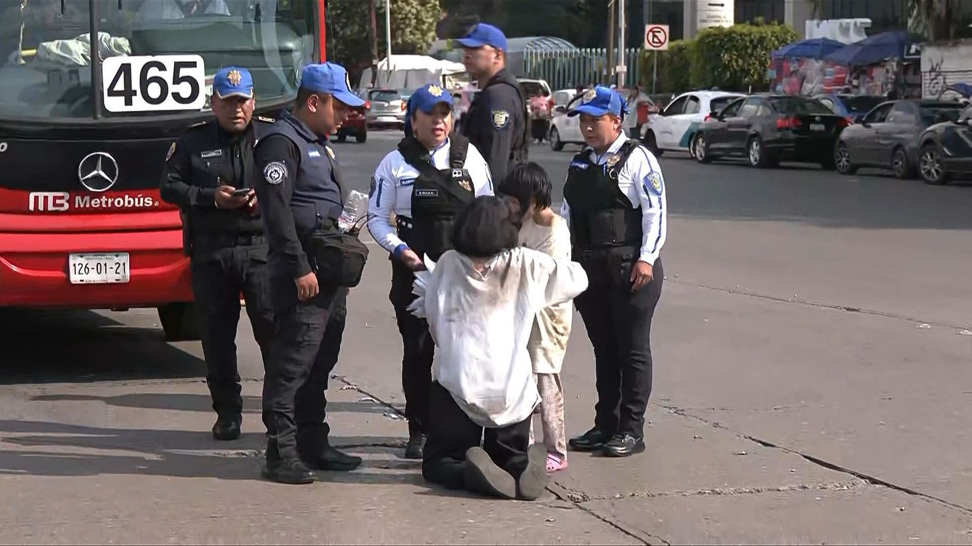 Mujer junto a su Hija Impiden Paso del Metrobús L3 en La Raza; Exige Traslado Médico