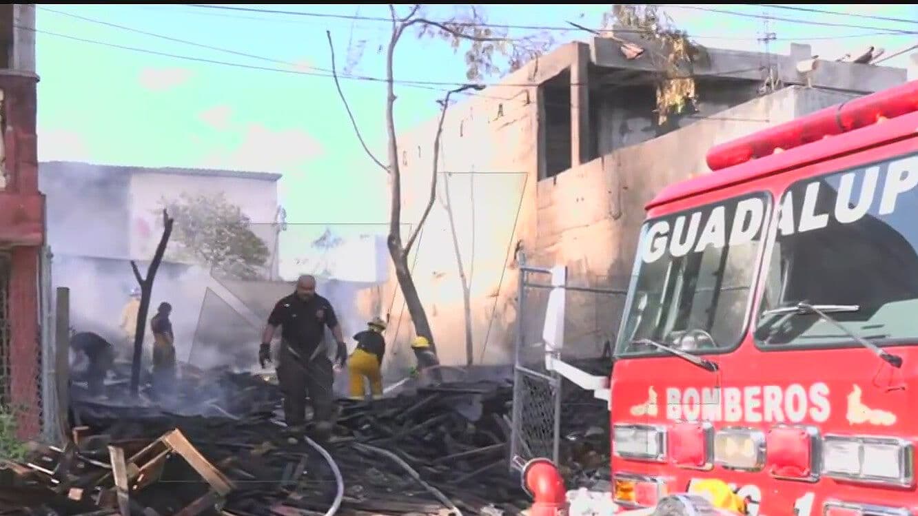 Alarma Incendio de Tarimas en Medio de Casas en Guadalupe