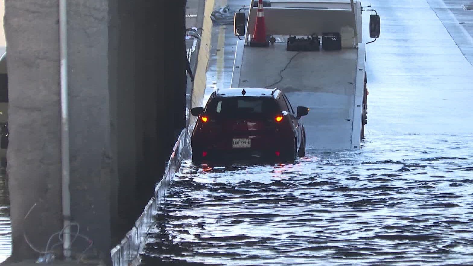 Retiran 3 Autos Bajo el Agua en Paso a Desnivel de Carretera a Nogales tras Lluvia en Zapopan