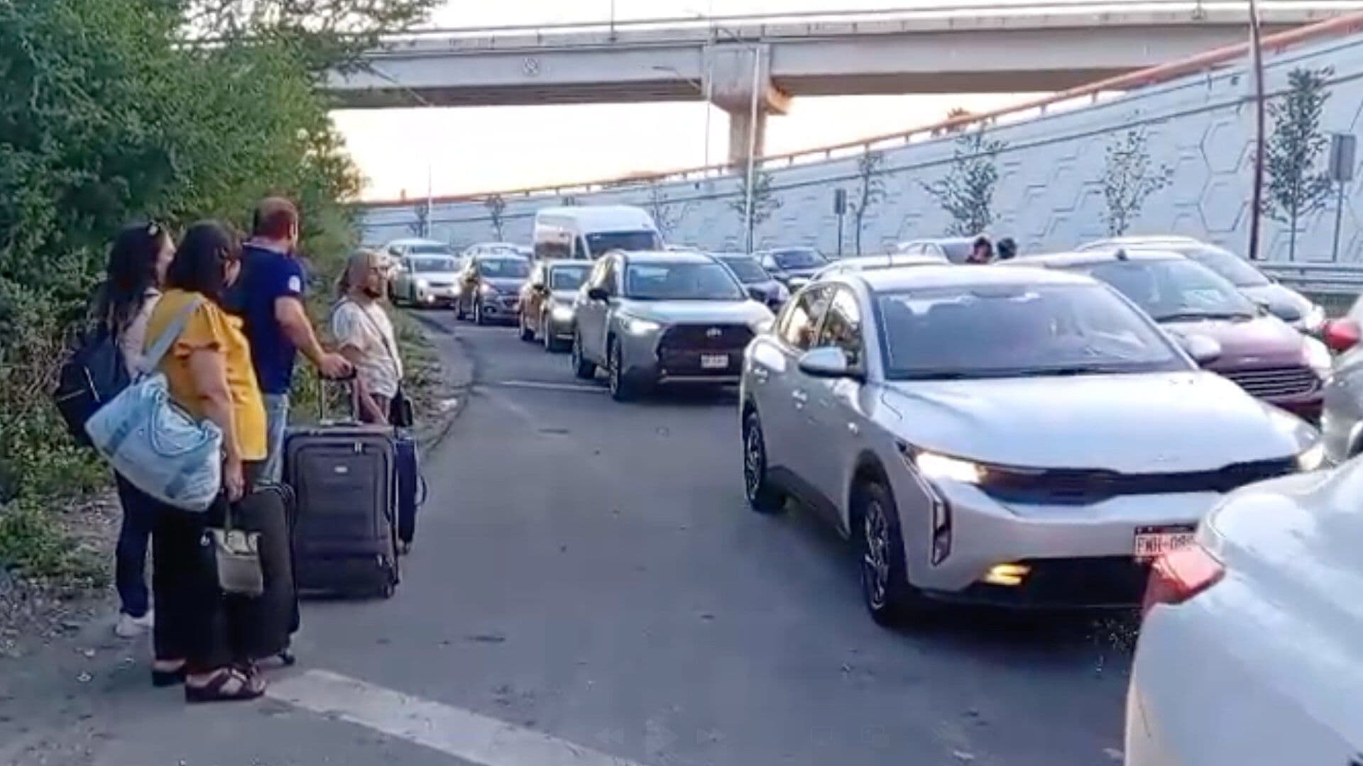 Caos Vial por Obras Impiden Llegada de Ciudadanos a Aeropuerto Internacional de Monterrey