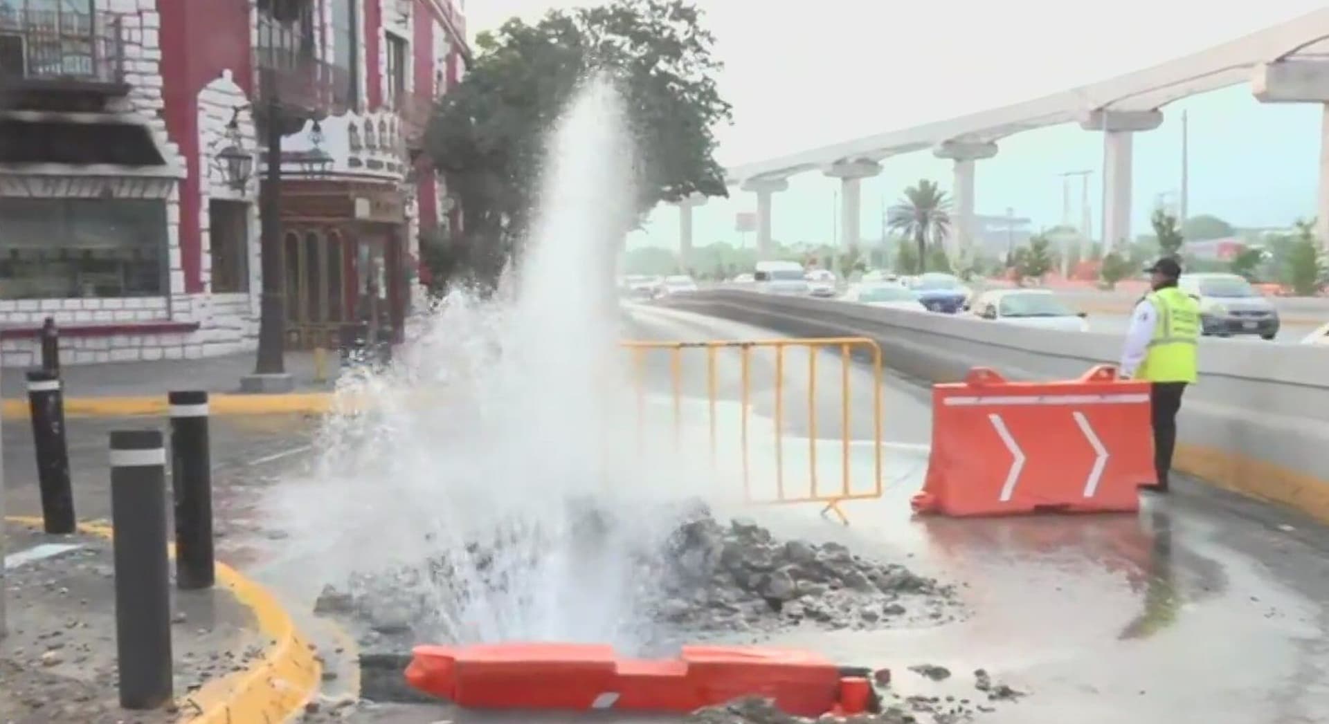 Dañan Tubería y Provoca Fuerte Fuga de Agua en Avenida Constitución en Monterrey
