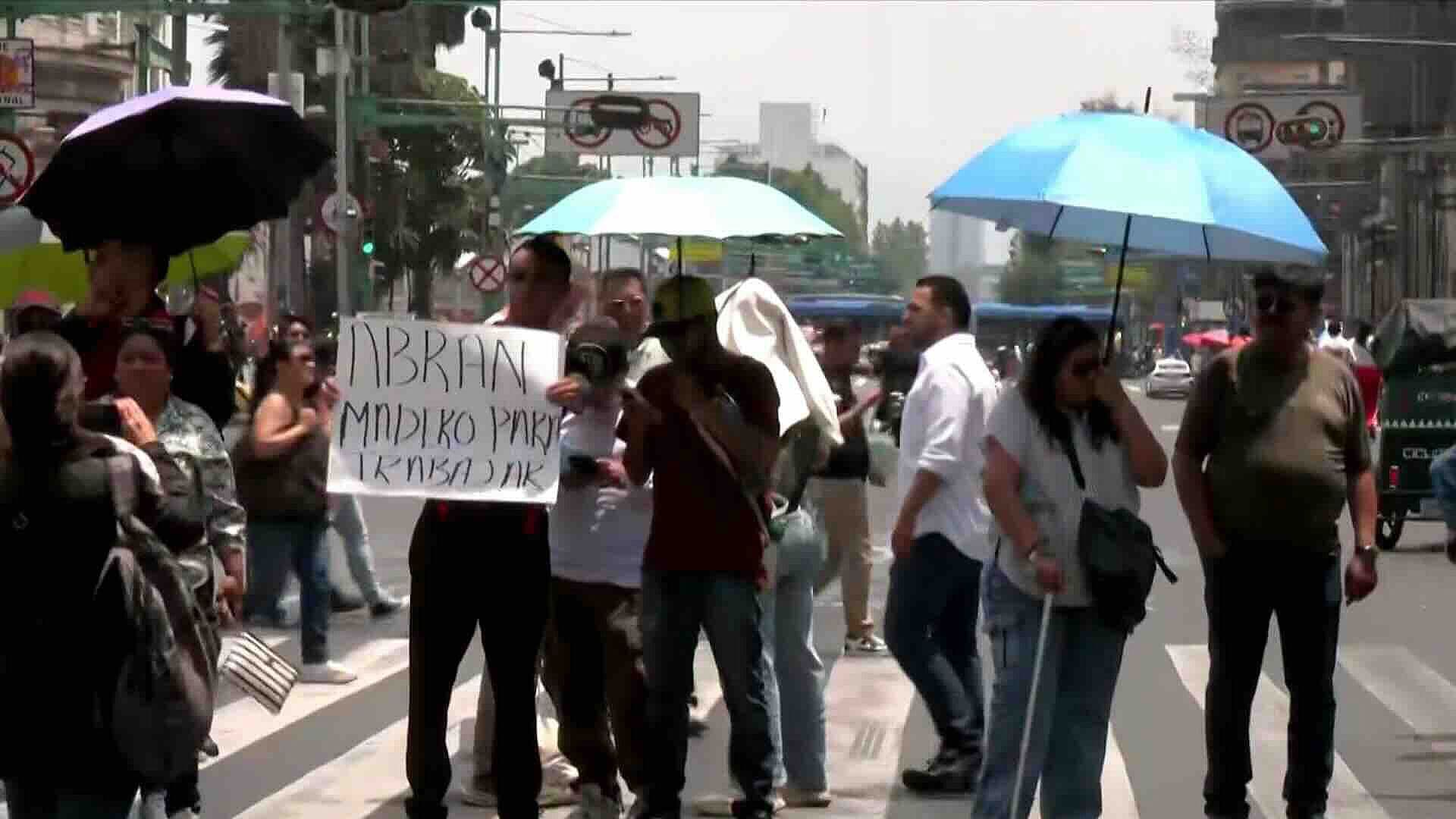 Comerciantes Bloquean Eje Central y Madero para Exigir Permisos de Trabajo en CDMX