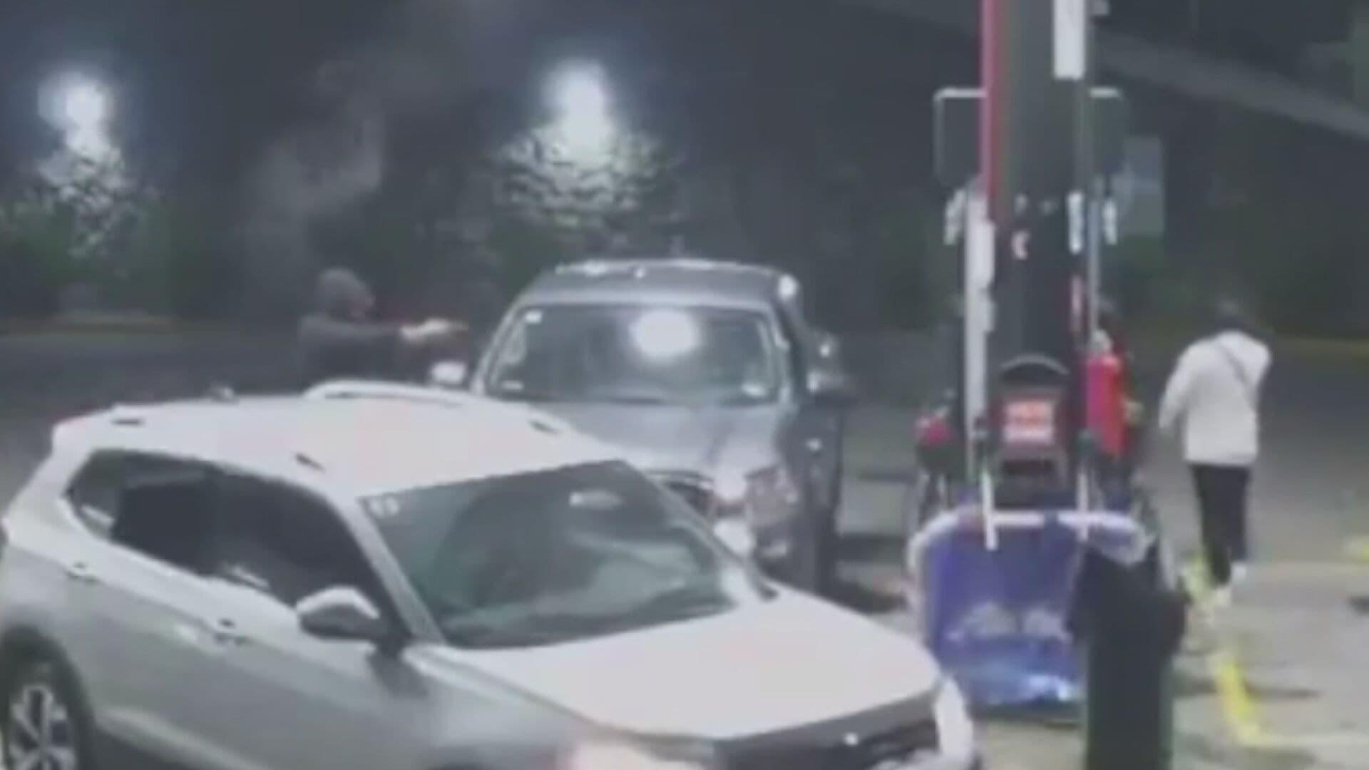 VIDEO: Roban Dos Autos en Gasolinera de Puebla Mientras Cargaban Combustible