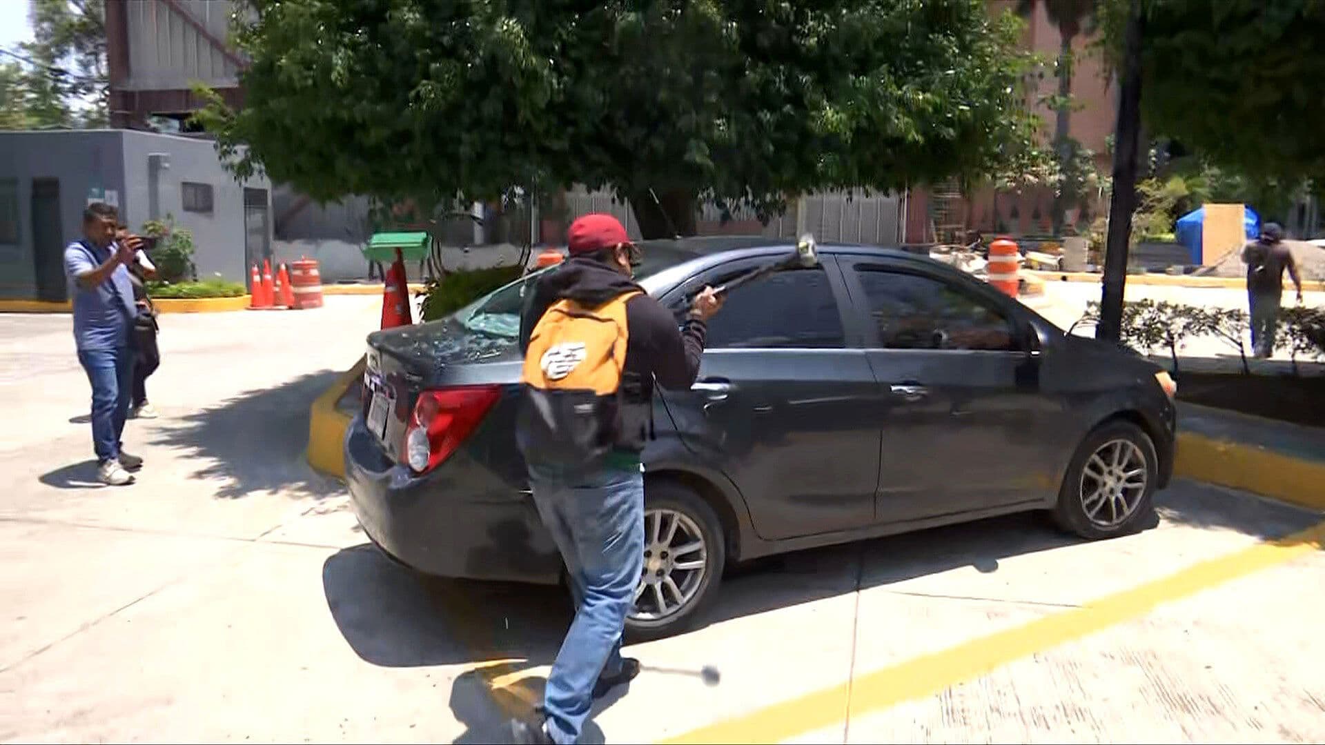 VIDEO: CETEG Irrumpe y Vandaliza Autos en el Congreso de Guerrero en Chilpancingo
