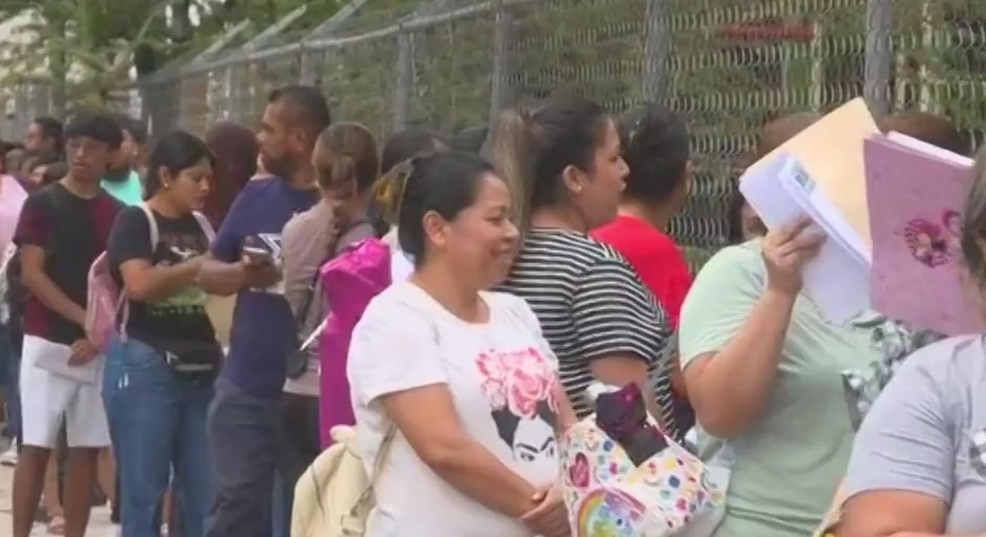 Madres de Familia Amanecen Haciendo Largas Filas por Beca en Escobedo