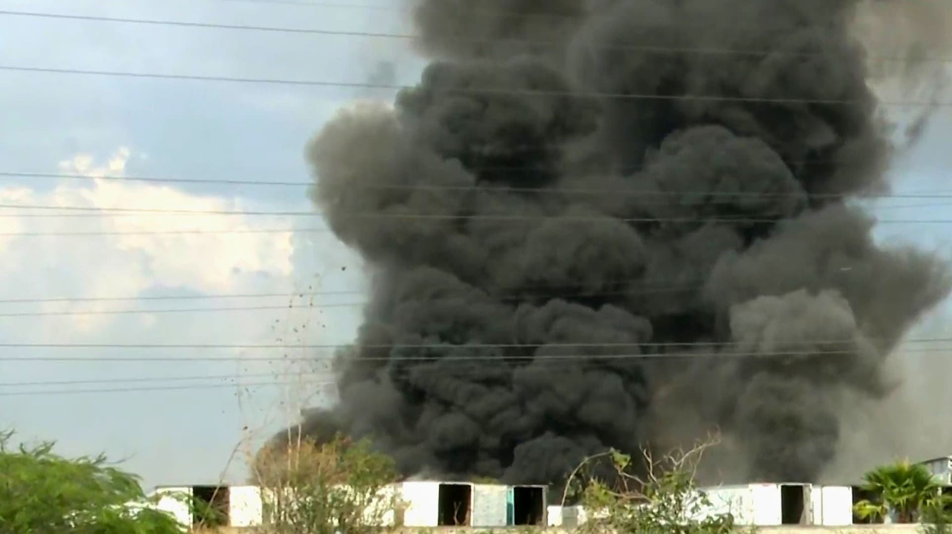 Video: Así se Ve Enorme Columna de Humo por Incendio en Tiradero de Querétaro